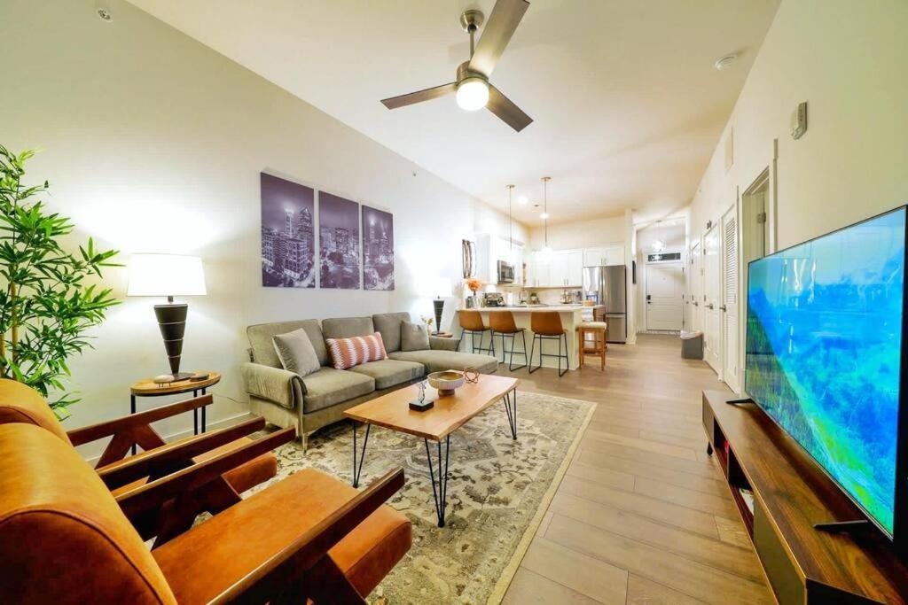 New Stylish Getaway- 5 Mil To Uptown/3 Smart Tvs! Apartment Charlotte